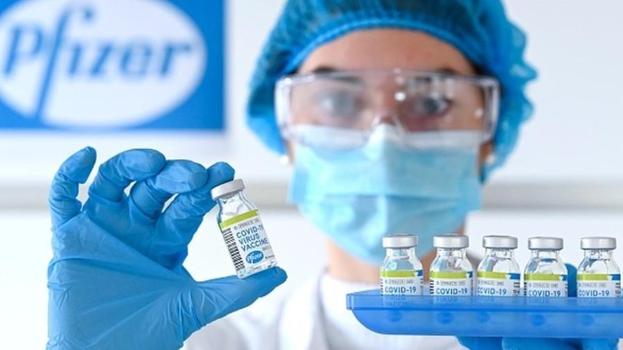 A vacina contra a covid-19 desenvolvida por Pfizer e BioNTech foi a primeira a conseguir a aprovação no mundo - Photonews/Getty Images