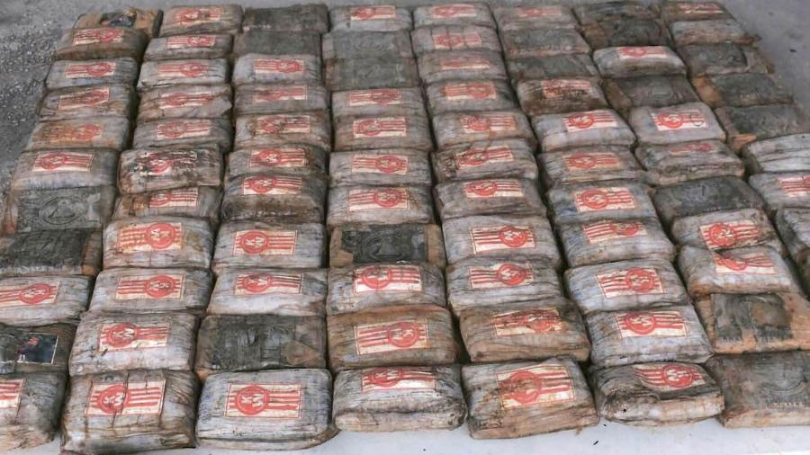 "Tijolos" de cocana, cada um com 1 kg da droga, foram encontrados dentro do "barco fantasma" - AFP PHOTO/MARSHALL ISLANDS POLICE DEPARTMENT