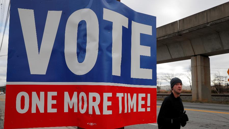 Placa com os dizeres "Vote, mais uma vez" em Atlanta, Geórgia, em referência às eleições para o Senado - Brian Snyder/Reuters