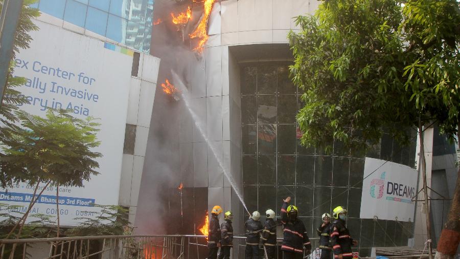 26.mar.2021 - Bombeiros tentam controlar fogo em um hospital para pacientes com covid-19, em Mumbai, na Índia - Reuters