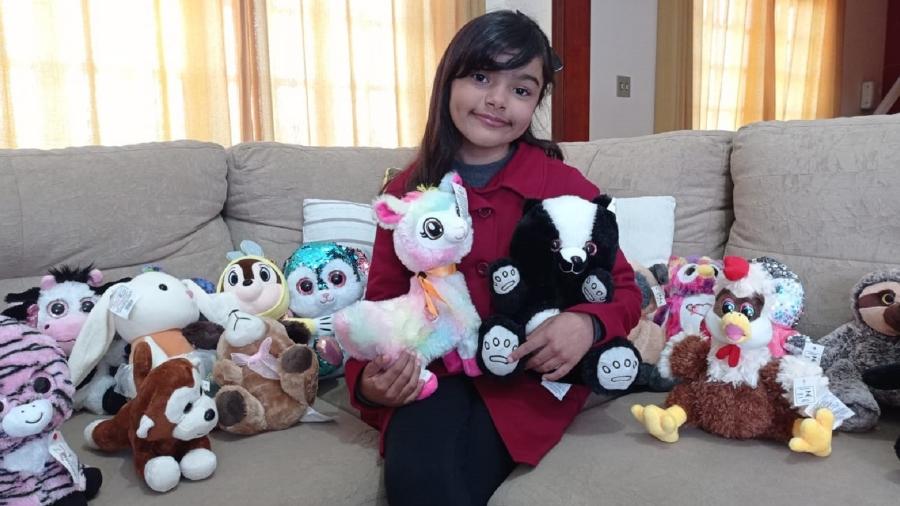 Maria Clara Ribeiro, de 6 anos, conseguiu pegar mais de 50 pelúcias em máquina de mercado - Arquivo pessoal
