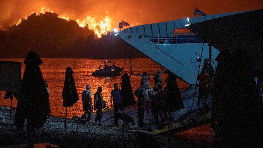 Centenas de moradores e turistas precisaram ser retirados por balsa da ilha de Evia, a 2ª maior da Grécia - Nicolas Economou/Reuters