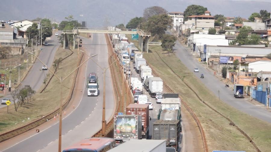 A greve dos caminheiros em Igarapé, na BR-381, região metropolitana de Belo Horizonte (MG), foi interrompida no fim da manhã de hoje com liberação da pista - FERNANDO MICHEL/ESTADÃO CONTEÚDO