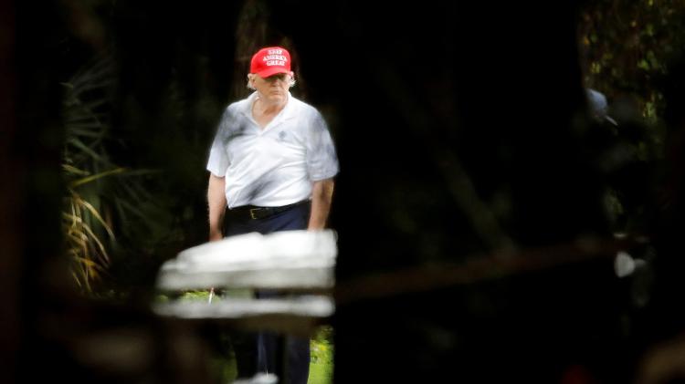 O presidente dos EUA, Donald Trump, joga golfe no Trump International Golf Club, em West Palm Beach, Flórida - Marco Bello/Reuters - Marco Bello/Reuters