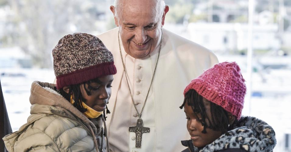 Papa Francisco cumprimentou duas meninas refugiadas em Mitilene, na ilha de Lesbos, Grécia