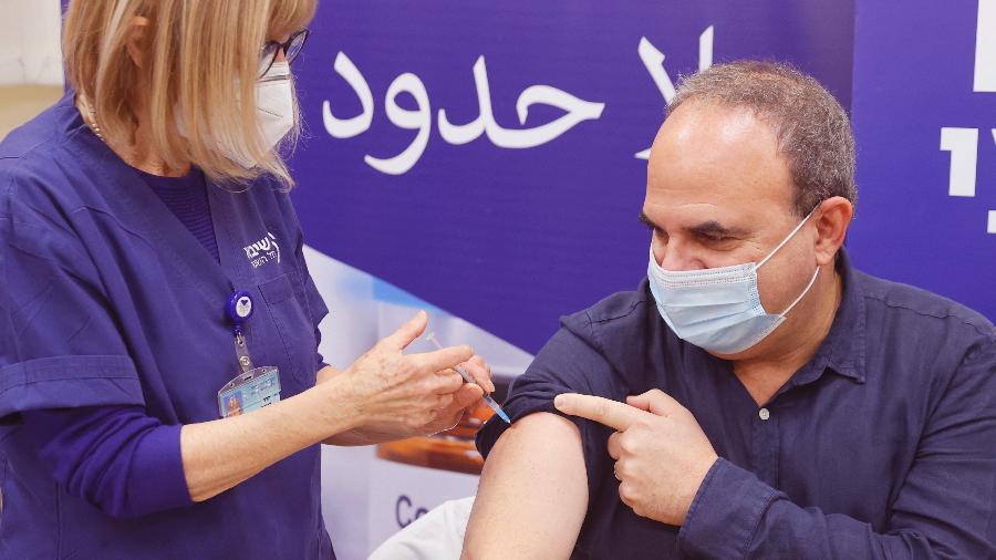 27.dez.2021 - Homem recebe quarta dose de vacina contra covid-19 no Centro Médico Sheba de Ramat Gan, em Israel - Jack Guez/AFP