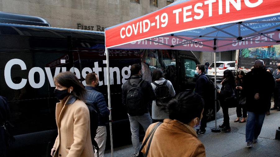 14.dez.21 - Posto de teste de covid em Nova York (EUA) - Brendan McDermid/Reuters