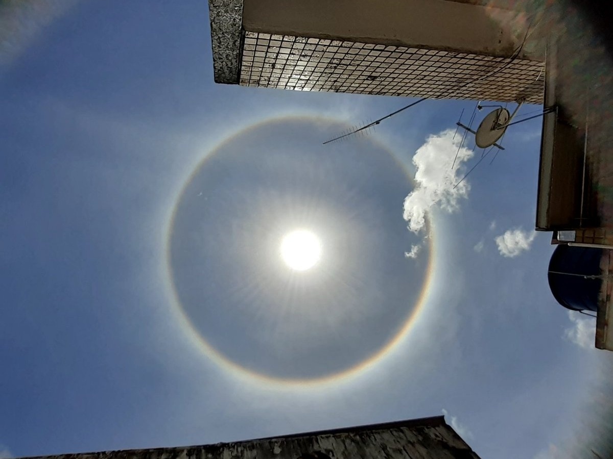 Halo solar: Fenômeno forma 'arco-íris' em torno do sol em PE