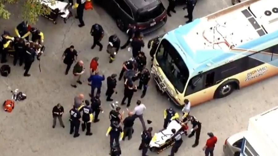 Atirador se rendeu após policiais cercarem o ônibus na Flórida - WSVN 7 News/Reprodução de vídeo