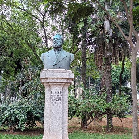 Estátua do abolicionista Luis Gama no largo do Arouche, em São Paulo