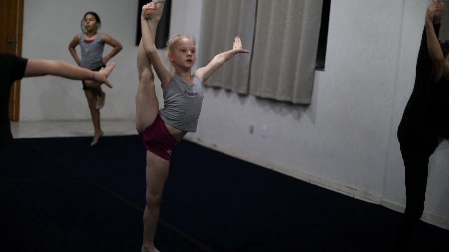 Ucraniana Arina Hashlova, de 8 anos, treina ginástica em Guarapuava, no Paraná - Pilar Olivares/Reuters