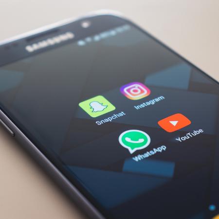 Celular Samsung Android com apps YouTube, WhatsApp, Snapchat e Instagram