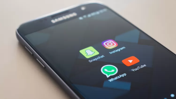 Celular Samsung Android com apps YouTube, WhatsApp, Snapchat e Instagram - Christian Wiediger/Unsplash - Christian Wiediger/Unsplash
