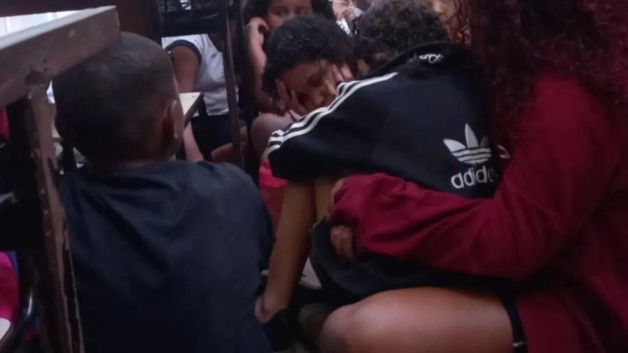 Alunos da Escola Municipal Café Filho ficaram isolados durante o tiroteio, buscando se proteger entre cadeiras e carteiras - Reprodução/Redes Sociais