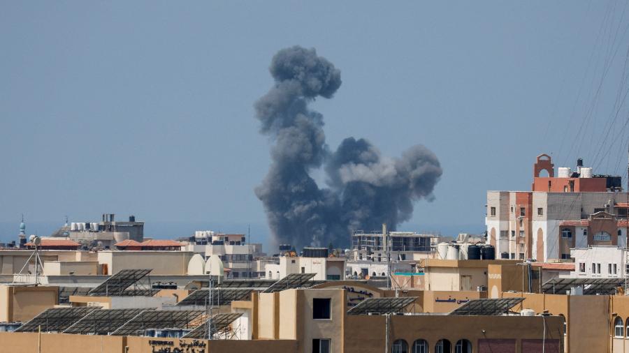 Fumaça no horizonte da Faixa de Gaza - REUTERS/Ibraheem Abu Mustafa