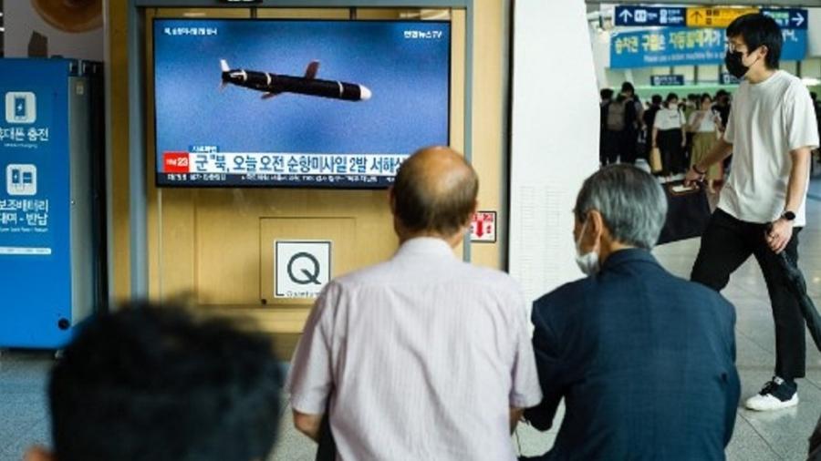 17.ago.2022 - Público assiste reportagem sobre a Coreia do Norte ter disparado mísseis de cruzeiro - Anthony Wallace/AFP
