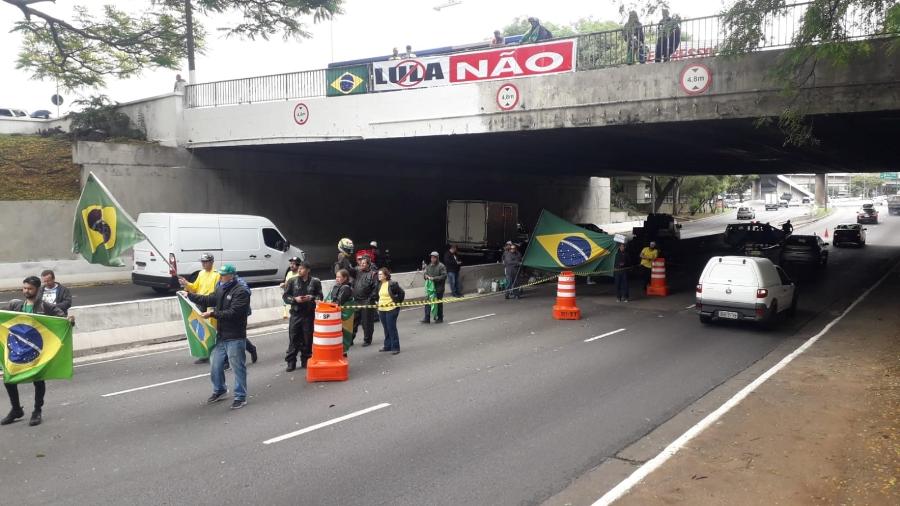 Bolsonaristas dizem que não vão desbloquear marginal, mesmo que presidente faça pedido - Wanderley Preite Sobrinho/UOL
