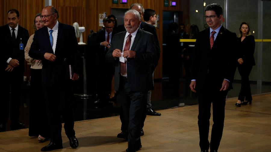 Lula e seu vice, Geraldo Alckmin, acompanhados do senador Randolfe Rodrigues (Rede-AP) após reunião com o presidente eleito do TSE  - Pedro Ladeira/Folhapress
