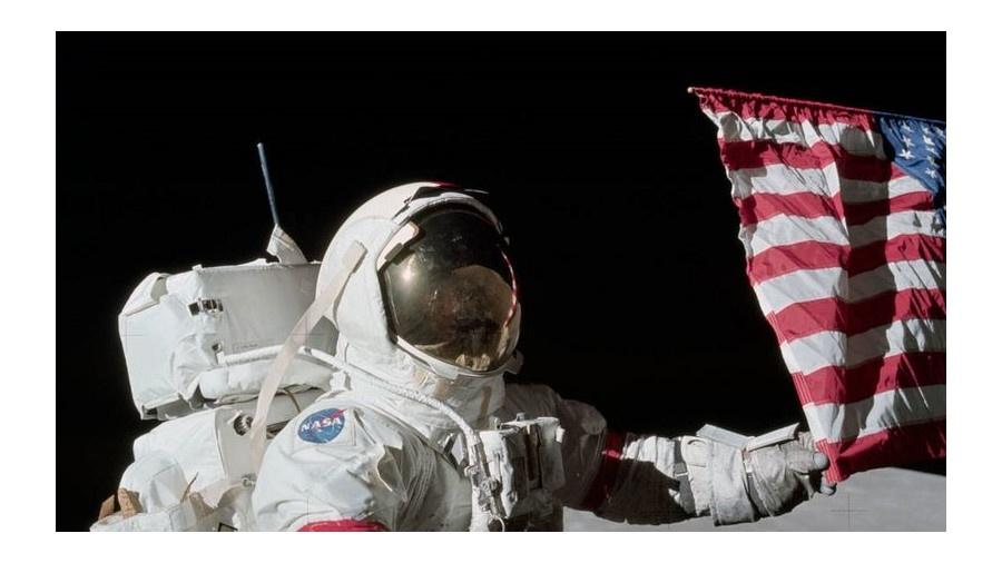 O comandante da Apollo 17, Eugene A. Cernan, segura bandeira dos EUA em dezembro de 1972, em fotografia de Harrison J. "Jack" Schmitt - Nasa