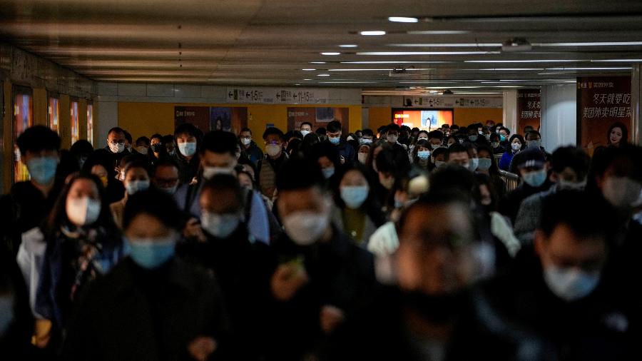 08.dez.22 - Pessoas usando máscaras caminham em uma estação de metrô, enquanto os surtos da doença por coronavírus continuam em Xangai, China - Aly Song/REUTERS