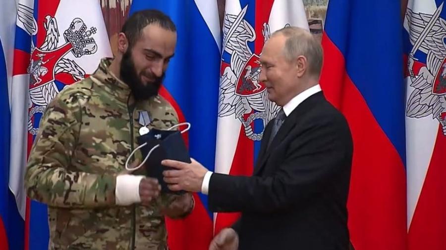 Vladimir Putin entrega honraria a Aikom Gasparyan, membro do grupo Wagner - KREMLIN.RU