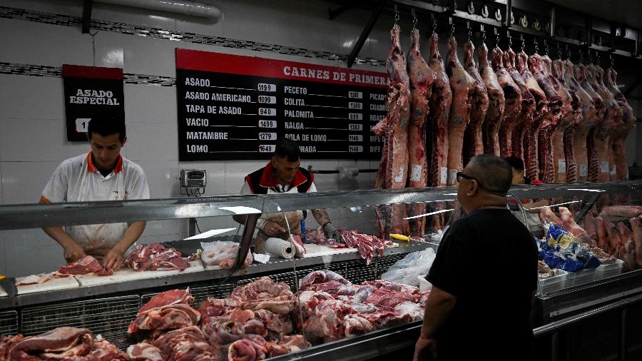 Um homem compra carne em um açougue em Buenos Aires - 12.jan.2023 - Luis Robayo/AFP