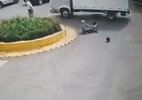 Caminhão arranca fios de poste e arrasta menina em garupa de moto no PR - Reprodução de vídeo