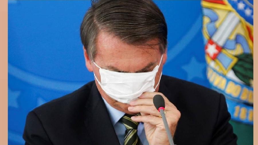 Bolsonaro se atrapalha com a máscara em março de 2020, durante entrevisa coletiva para anunciar medidas contra a covid. Era só o começo de uma sequência de desastres e do morticínio