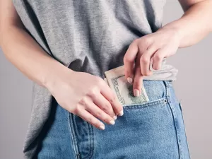 Saiba como guardar R$ 30 por mês pode mudar sua vida financeira
