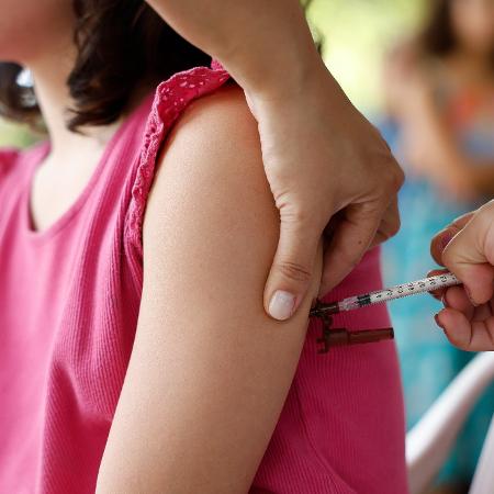 Público-alvo das vacinas em 2024 é formado por crianças e adolescentes de 10 a 14 anos