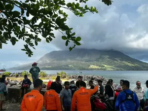 Nova erupção de vulcão na Indonésia provoca fechamento de aeroporto
