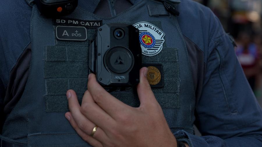 Soldado da Polícia Militar de São Paulo mostra câmera corporal