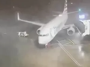 Avião é arrastado pela força do vento em aeroporto nos EUA; veja o vídeo