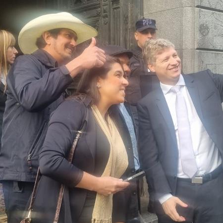 O deputado Marcel van Hattem junto a foragidos, na Argentina