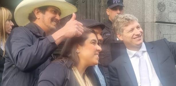 O deputado Marcel van Hattem junto a foragidos, na Argentina