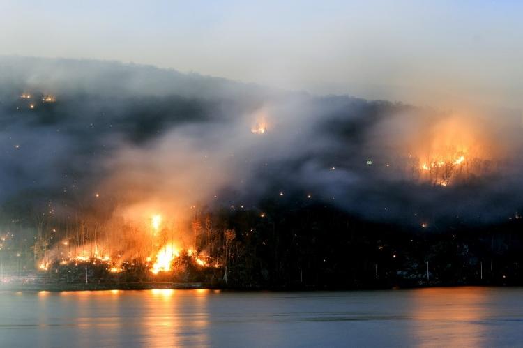 Uma área queima devido ao incêndio florestal de Jennings Creek em 13 de novembro de 2024 em Greenwood Lake, Nova York