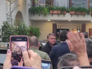 Bolsonaro participa de missa de sétimo dia da mãe de Valdemar Costa Neto