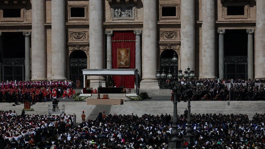 Público acompanha missa no funeral do papa Francisco Público acompanha missa no funeral do papa Francisco