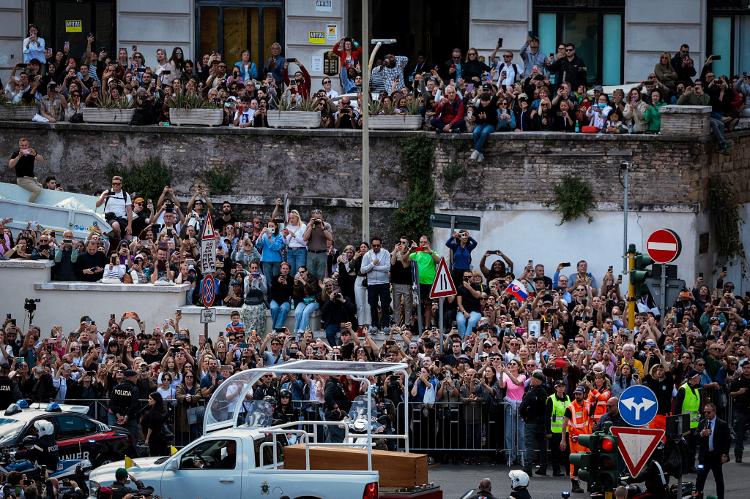 Um carro fúnebre carregando o caixão do Papa Francisco segue por uma estrada em Roma em direção à Basílica Papal de Santa Maria Maggiore no dia de seu funeral, visto do Vaticano, em 26 de abril de 2025 Um carro fúnebre carregando o caixão do Papa Francisco segue por uma estrada em Roma em direção à Basílica Papal de Santa Maria Maggiore no dia de seu funeral, visto do Vaticano, em 26 de abril de 2025