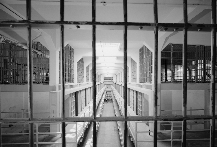 Corredor entre os blocos B e C de Alcatraz Corredor entre os blocos B e C de Alcatraz