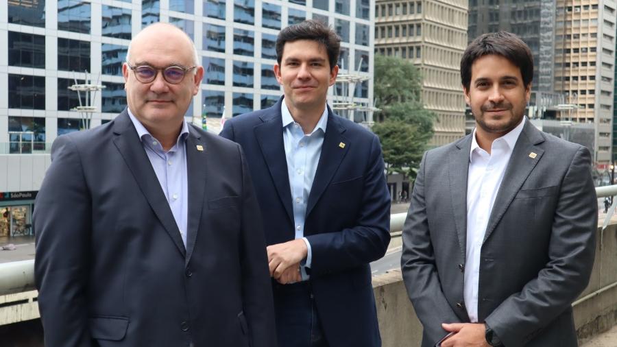 Lucas Vargas, CEO da Nomad, entre Danilo Igliori, economista-chefe (à esquerda) e Caio Fasanella, head de investimentos Lucas Vargas, CEO da Nomad, entre Danilo Igliori, economista-chefe (à esquerda) e Caio Fasanella, head de investimentos