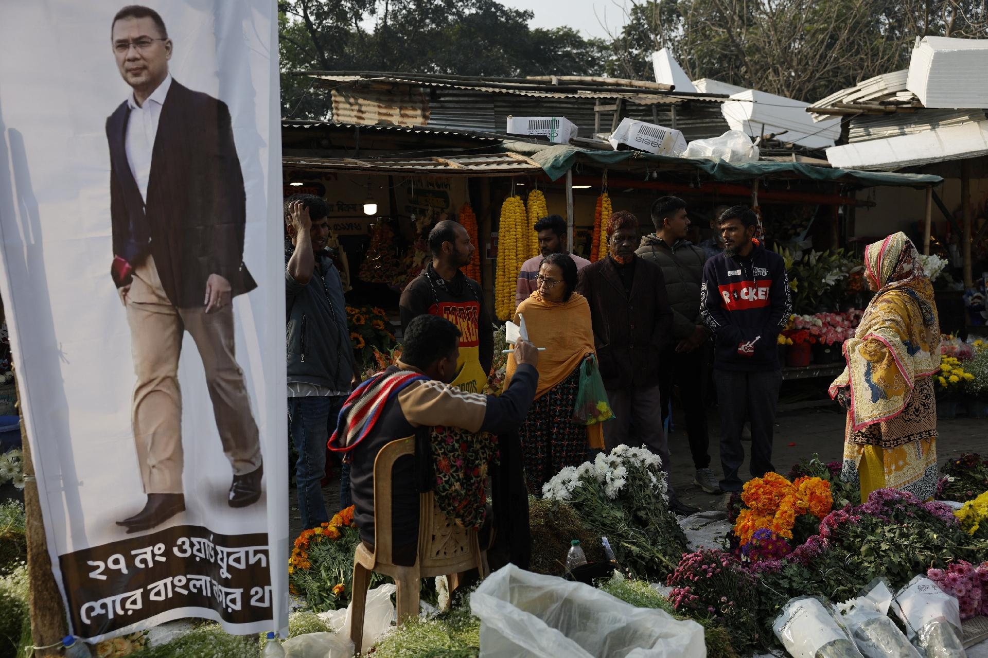 Faixa com a foto de Tarique Rahman, presidente do Partido Nacionalista de Bangladesh (BNP), é colocada em um mercado de flores em Dhaka, Bangladesh - undefined