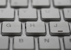Você sabe para que servem os traços nas teclas F e J do teclado? (Foto: alexkich/Shutterstock)
