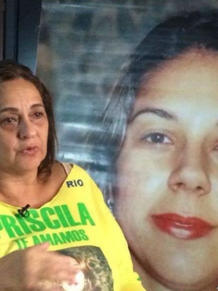 Jovita Belfort e a imagem da filha Priscila Belfort, desaparecida há quase 18 anos - Arquivo pessoal