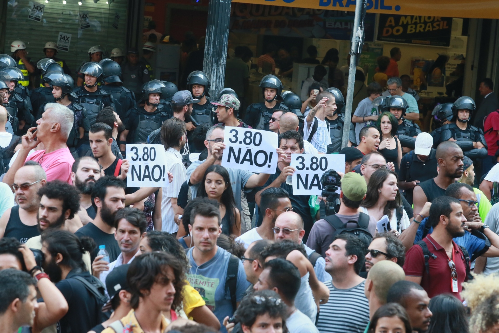 8.jan.2016 - Policiais acompanham movimentação de manifestantes em frente ao Teatro Municipal de São Paulo, no centro da capital paulista, em concentração para ato contra  o aumento do valor da tarifa do transporte público na cidade. A partir de sábado (9), a passagem, que custa R$ 3,50, vai para R$ 3,80 - Jorge Araujo/Folhapress