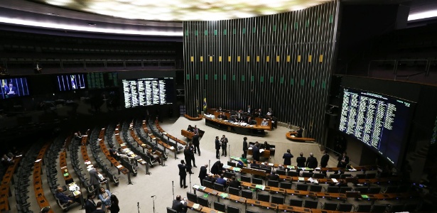 Após cinco horas de debate, às 14h da sexta (15), o plenário estava esvaziado, depois de uma manhã concorrida - Agência Brasil