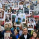 9 de mayo de 2016 - Familiares exhiben carteles de personas que desaparecieron durante la Segunda Guerra Mundial, durante una manifestación en Almaty, Kazajstán, para celebrar el Día de la Victoria soviética.  La historia marca la rendición de la Alemania nazi a la Unión Soviética en el conflicto - Shamil Zumatov / Reuters