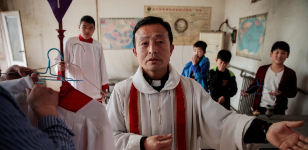 Padre chinês em vilarejo católico na China - Damir Sagolj / REUTERS