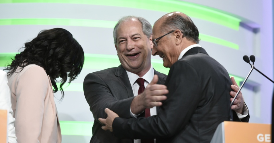 20.set.2018 - Ciro Gomes e Geraldo Alckmin se cumprimentam durante debate da TV Aparecida