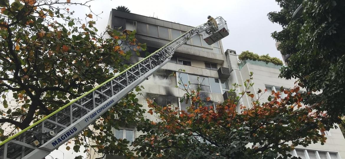 Incêndio atinge prédio residencial em Ipanema - 14.set.2019 - Lola Ferreira/UOL